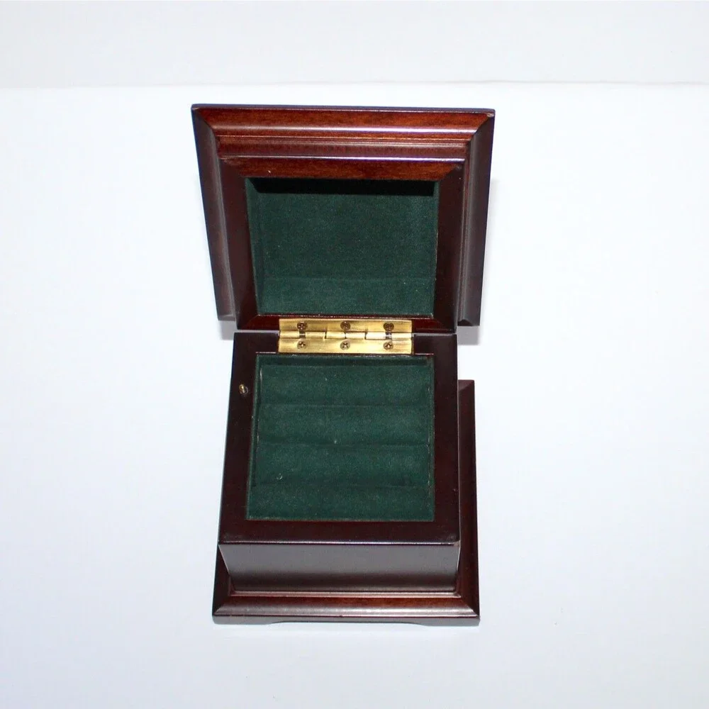 Bombay Ring Music Box wood Green velvet vintage jewelry